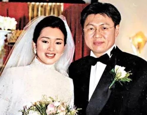 巩俐穿超短裤 和法国老公赴