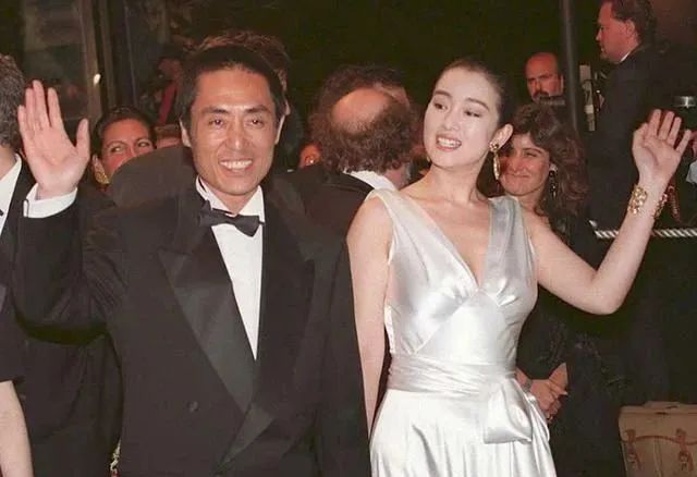 巩俐穿超短裤 和法国老公赴