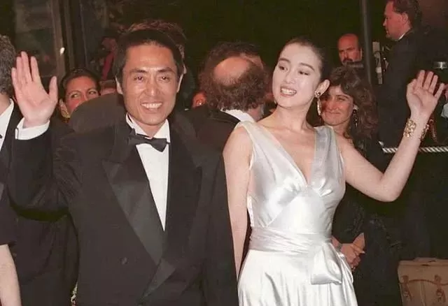 巩俐穿超短裤 和法国老公赴