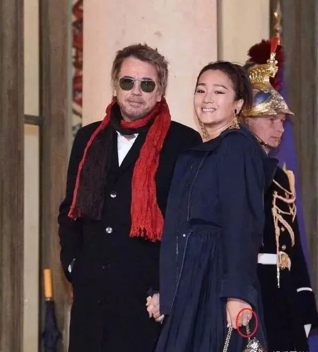 巩俐穿超短裤 和法国老公赴