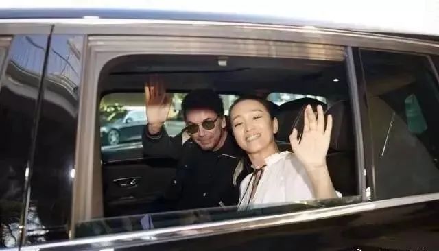 巩俐穿超短裤 和法国老公赴