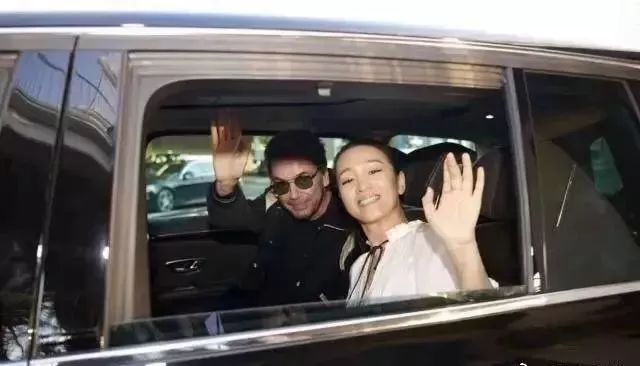 巩俐穿超短裤 和法国老公赴