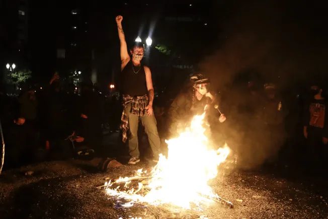 恐怖! 美国多地又掀暴动 抗议者遭枪击身亡 城市烈火冲天变战区!