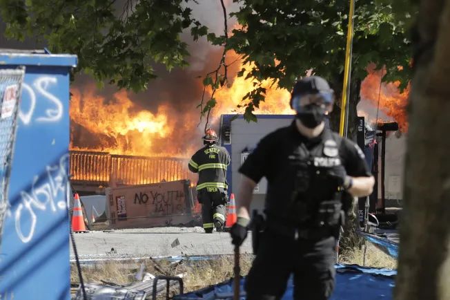 恐怖! 美国多地又掀暴动 抗议者遭枪击身亡 城市烈火冲天变战区!