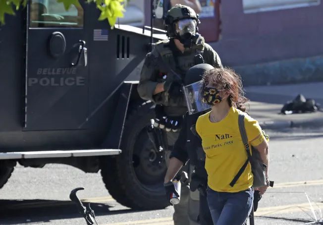 恐怖! 美国多地又掀暴动 抗议者遭枪击身亡 城市烈火冲天变战区!