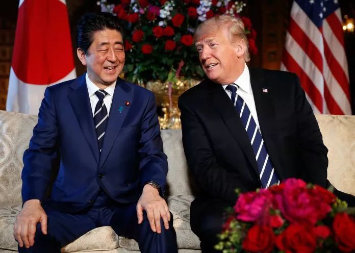 ▲资料图片：2018年4月，特朗普（右）与日本首相安倍晋三在佛罗里达州举行为期两天的会晤。（美联社）