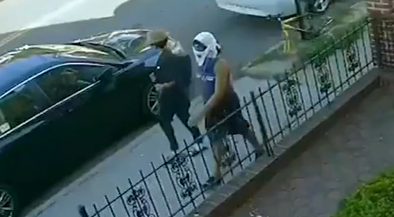 恐怖! 华人女子当街遭陌生人扇耳光 还被纵火焚烧后背 这一幕看得人心碎!