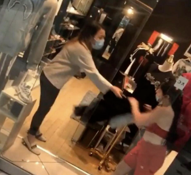 猖狂! 加拿大华人店铺遭明抢 彪悍女匪穿内衣来抢劫 华人老板娘竟...