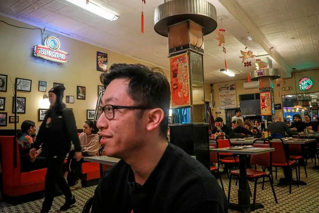 猖狂! 加拿大华人店铺遭明抢 彪悍女匪穿内衣来抢劫 华人老板娘竟...