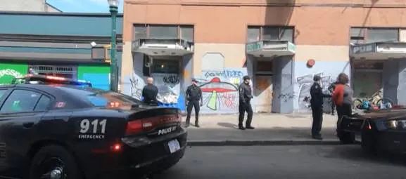 可恶! 大温华人女子回家路上遭吐口水 男子揣刀靠近 吐完淡定离开!