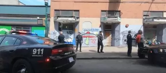可恶! 大温华人女子回家路上遭吐口水 男子揣刀靠近 吐完淡定离开!