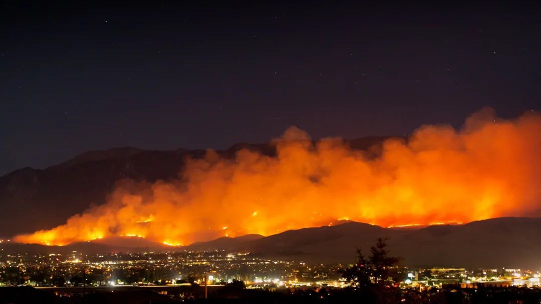 疫情下 美国爆大规模山火! 8000人连夜逃命 烈火吞噬2万亩地 全美疫情最重地区已成炼狱