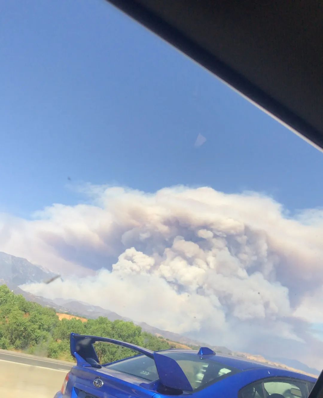 疫情下 美国爆大规模山火! 8000人连夜逃命 烈火吞噬2万亩地 全美疫情最重地区已成炼狱