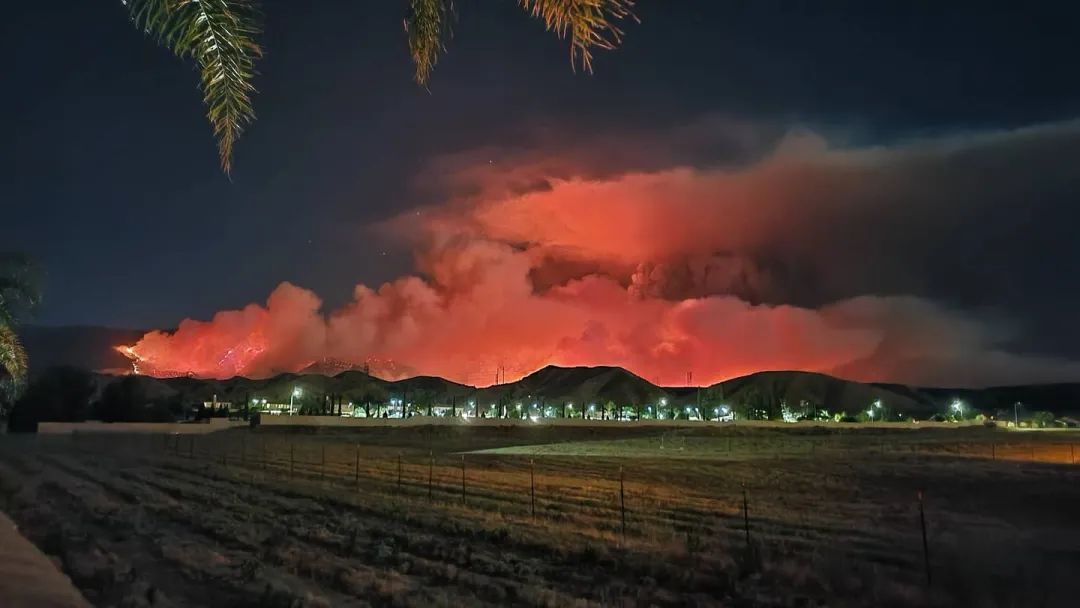 疫情下 美国爆大规模山火! 8000人连夜逃命 烈火吞噬2万亩地 全美疫情最重地区已成炼狱