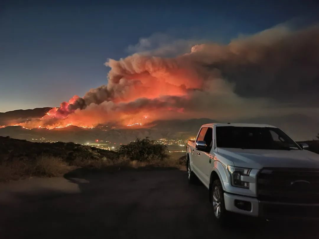 疫情下 美国爆大规模山火! 8000人连夜逃命 烈火吞噬2万亩地 全美疫情最重地区已成炼狱