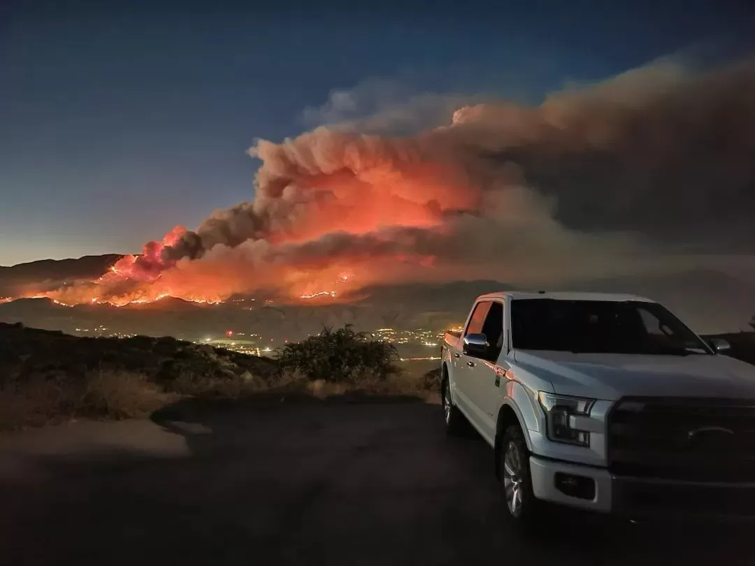 疫情下 美国爆大规模山火! 8000人连夜逃命 烈火吞噬2万亩地 全美疫情最重地区已成炼狱