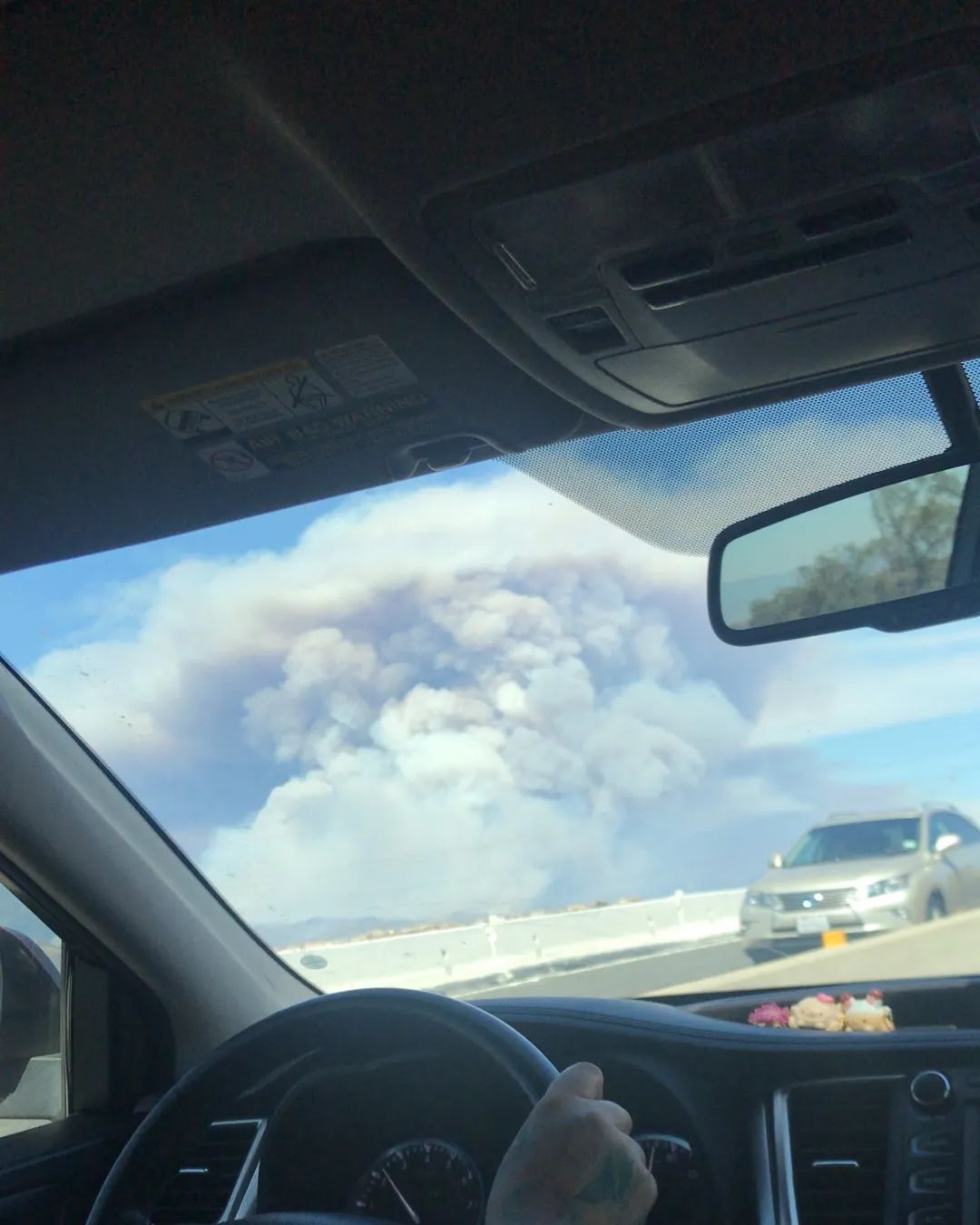 疫情下 美国爆大规模山火! 8000人连夜逃命 烈火吞噬2万亩地 全美疫情最重地区已成炼狱