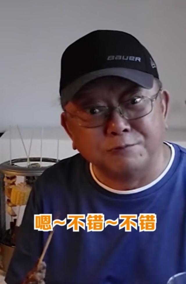 71岁王刚晒近照却意外露富，厨房安电话，大厅还摆着石狮子
