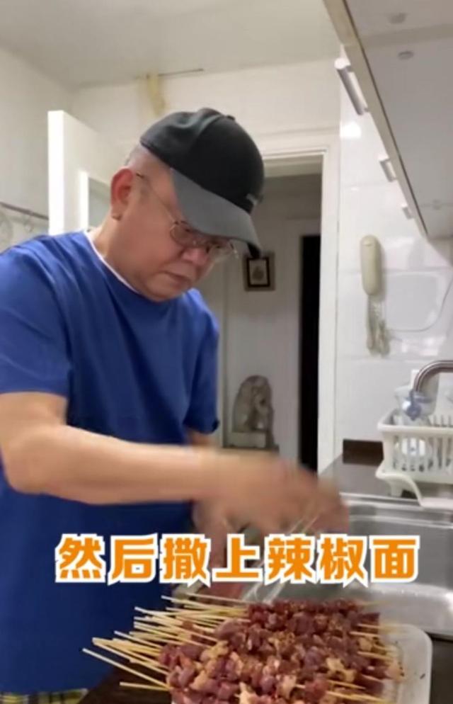 71岁王刚晒近照却意外露富，厨房安电话，大厅还摆着石狮子