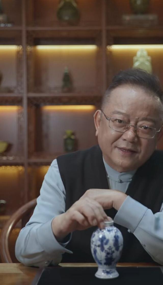 71岁王刚晒近照却意外露富，厨房安电话，大厅还摆着石狮子