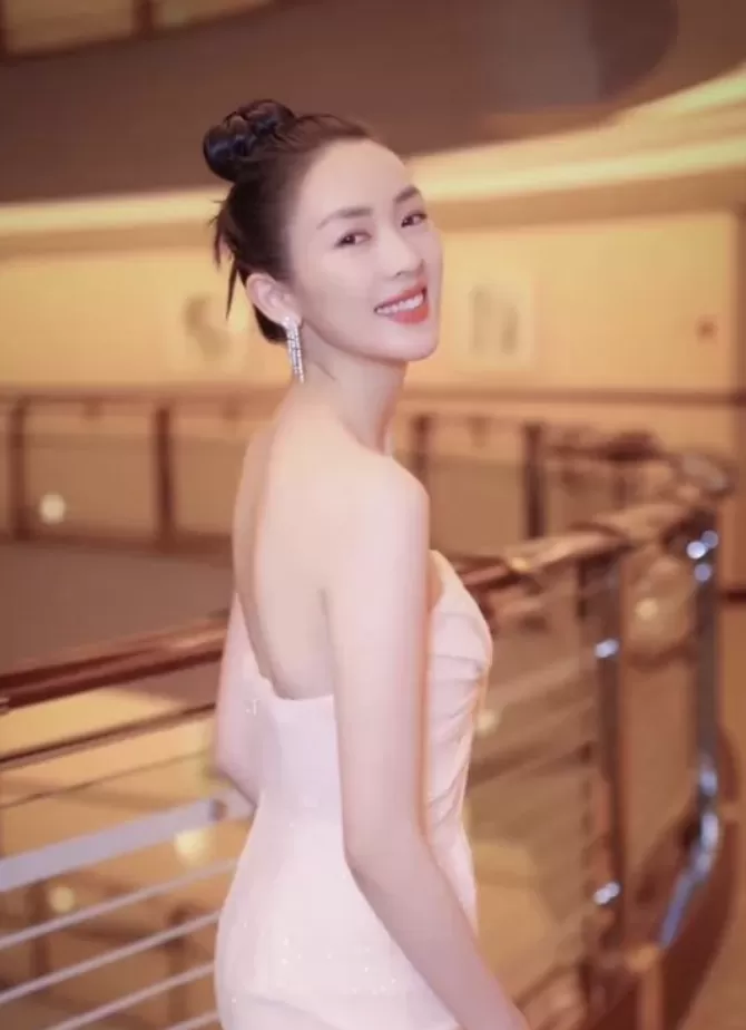 清纯女星曾被暴打雪藏 嫁大17岁富商熬出头 演人妻被出轨 火遍全网