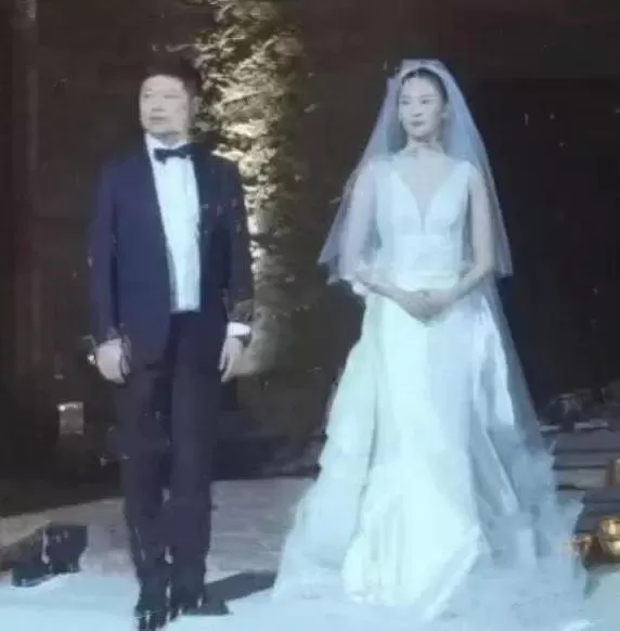 清纯女星曾被暴打雪藏 嫁大17岁富商熬出头 演人妻被出轨 火遍全网