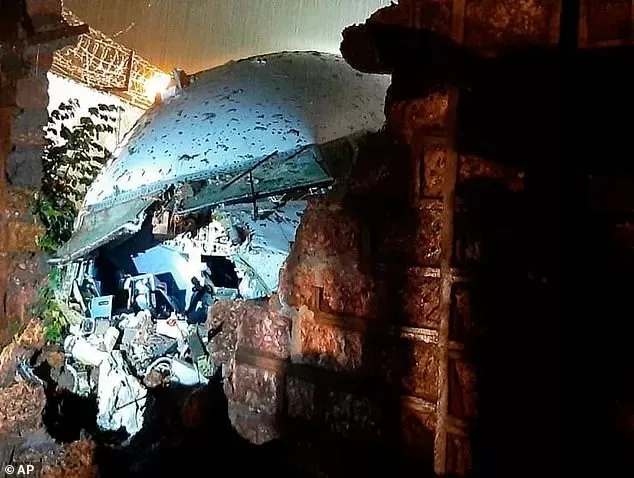 突发! 载191人的客机撞毁 已16死123伤! 机身断成两截 现场惨烈 幸存幼童哭找父母