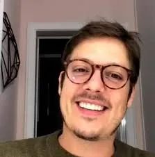 火了! 老婆不小心全裸出镜 正在采访的男主持人扭头说了这样一句