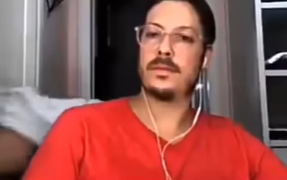 火了! 老婆不小心全裸出镜 正在采访的男主持人扭头说了这样一句