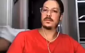 火了! 老婆不小心全裸出镜 正在采访的男主持人扭头说了这样一句