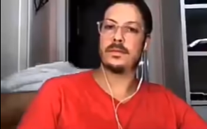 火了! 老婆不小心全裸出镜 正在采访的男主持人扭头说了这样一句