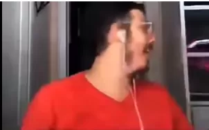 火了! 老婆不小心全裸出镜 正在采访的男主持人扭头说了这样一句