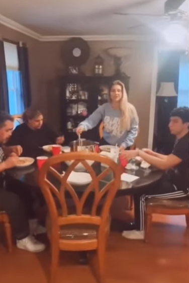 火了! 老婆不小心全裸出镜 正在采访的男主持人扭头说了这样一句
