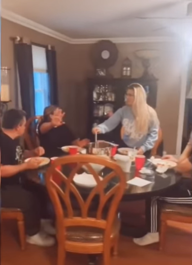 火了! 老婆不小心全裸出镜 正在采访的男主持人扭头说了这样一句