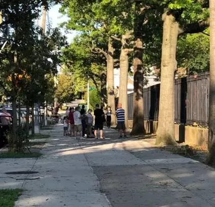 惨! 华人小伙当街遭黑人壮汉暴揍 头破血流 竟因英文不好 被警察逮捕!