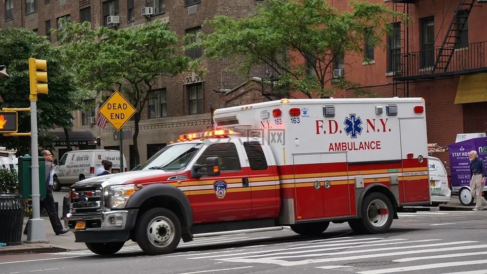 惨! 华人小伙当街遭黑人壮汉暴揍 头破血流 竟因英文不好 被警察逮捕!