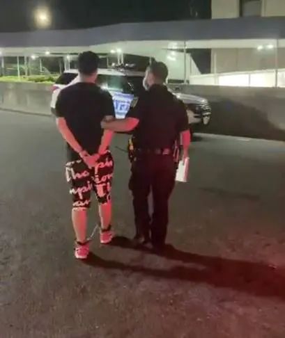 惨! 华人小伙当街遭黑人壮汉暴揍 头破血流 竟因英文不好 被警察逮捕!