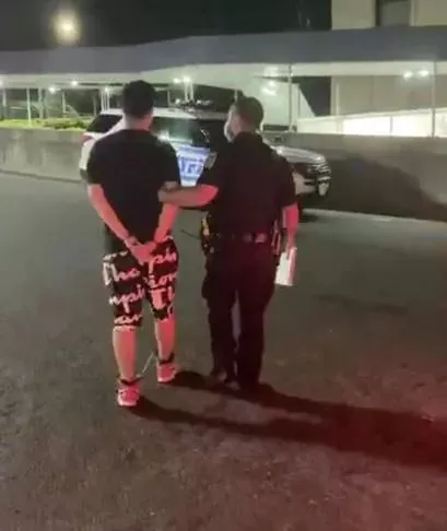 惨! 华人小伙当街遭黑人壮汉暴揍 头破血流 竟因英文不好 被警察逮捕!