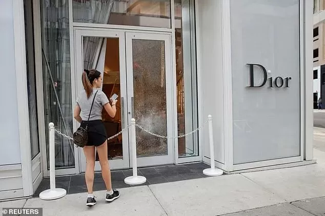 暴乱再起! LV Dior遭洗劫 Nordstrom BestBuy被抢空  2020的疯狂看不到头