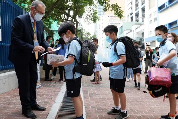 惨! 1学生确诊传25名老师! 3孩医生爸爸忍痛让孩子辍学! 磨叽的加拿大令人急疯