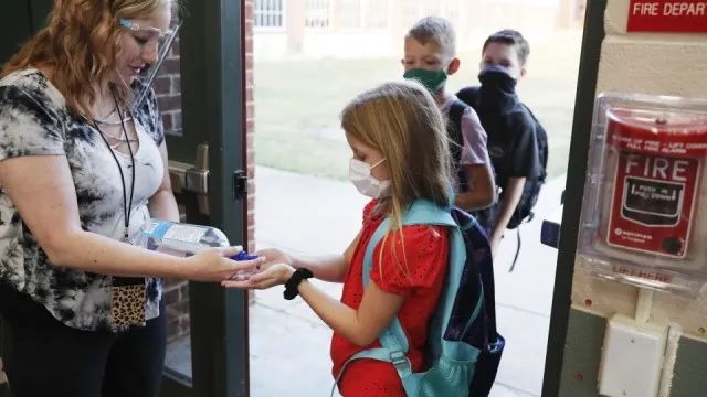 惨! 1学生确诊传25名老师! 3孩医生爸爸忍痛让孩子辍学! 磨叽的加拿大令人急疯