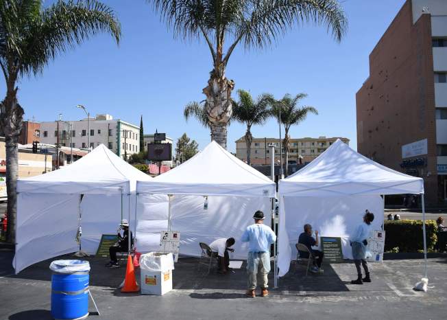 加州洛杉矶民众在检测点采样。(Getty Images)
