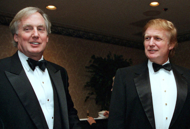 图为特朗普总统(右)和他的弟弟罗伯特?特朗普(Robert S.Trump，左)在1999年出席纽约的一场活动场合。美联社