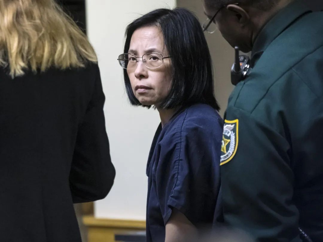 惨! 列治文华人夫妇为拍照 闯入川普家 当场被拖走逮捕! 美国豪华游变噩梦!