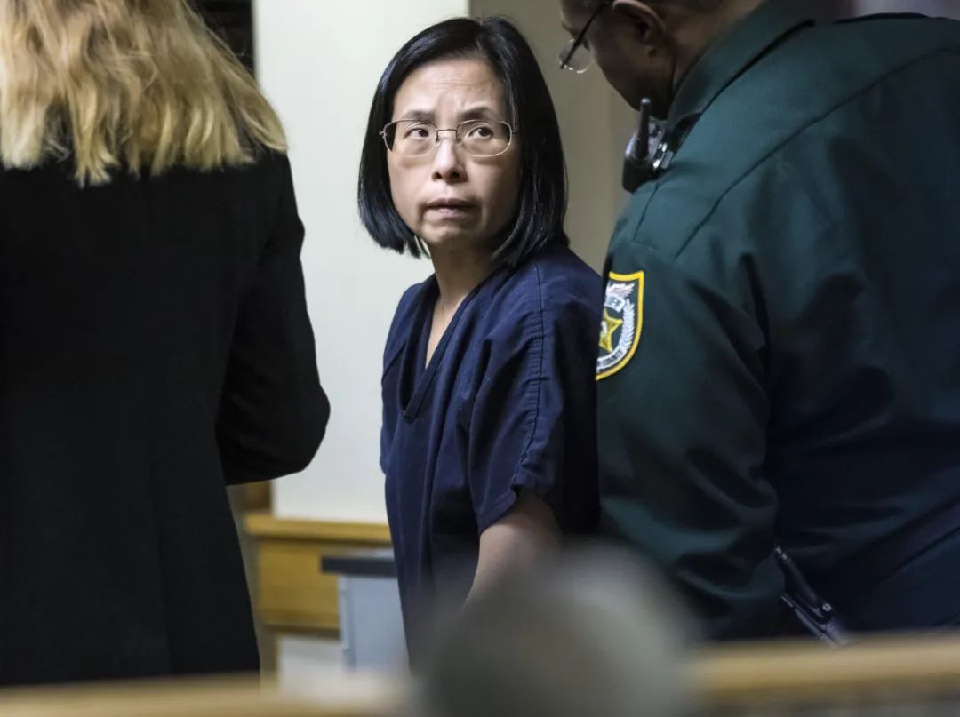 惨! 列治文华人夫妇为拍照 闯入川普家 当场被拖走逮捕! 美国豪华游变噩梦!