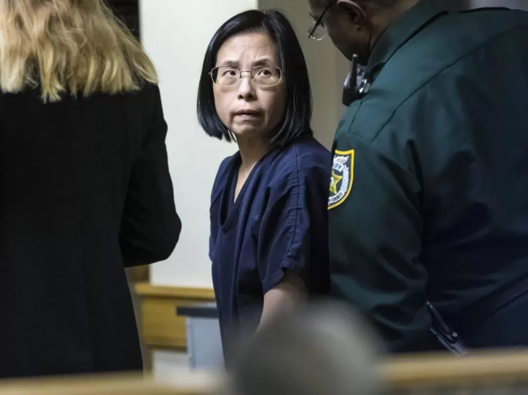 惨! 列治文华人夫妇为拍照 闯入川普家 当场被拖走逮捕! 美国豪华游变噩梦!