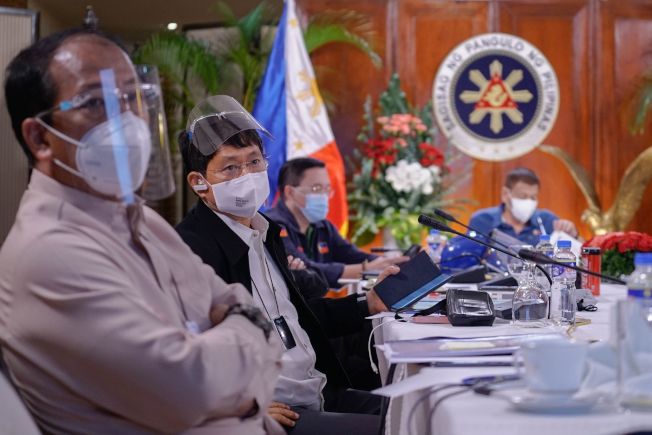 菲律宾内政部长安约（左二）2日在总统府参加跨部会防疫小组会议，右一是总统杜特蒂。Getty Images