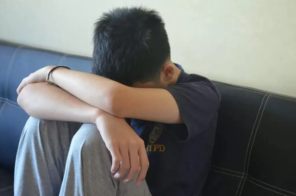 惊爆! 加拿大亿万富豪雇妓女强奸自己俩亲儿子 就为把他们变成