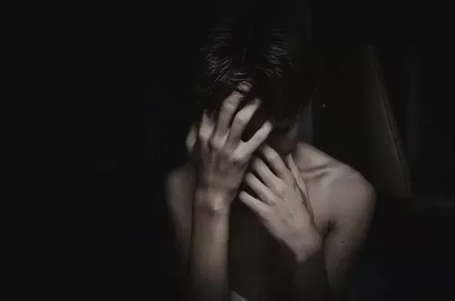惊爆! 加拿大亿万富豪雇妓女强奸自己俩亲儿子 就为把他们变成
