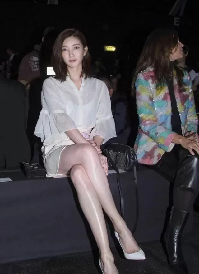 华人女星与胡歌热恋同居多年 被评娱乐圈第一美腿 却惨遭抛弃成剩女